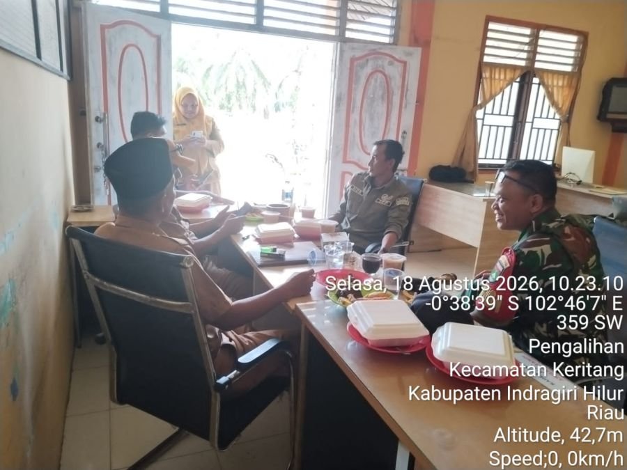 Serda Darmadi Babinsa Koramil 09/Kemuning Gelar Komsos Bersama Perangkat Desa di Pengalaihan