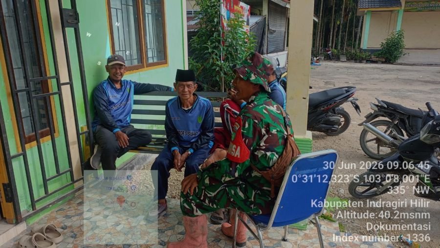 Serda Darno Babinsa Koramil 02/TM, Sampaikan Pesan Silaturahmi dan Saling Menghormati di Desa Suhada
