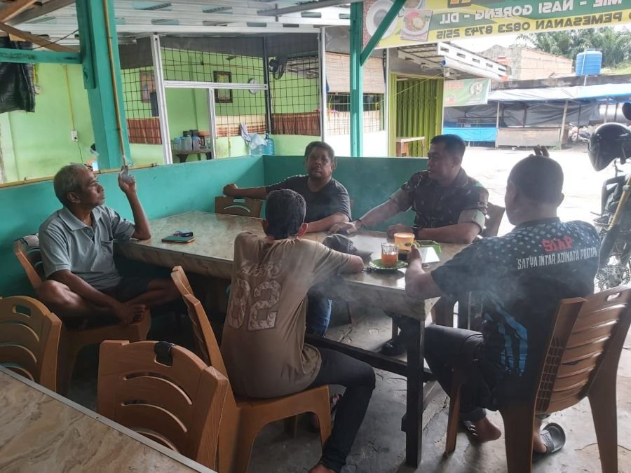 Serda Deddy Babinsa Koramil 04/Perawang Perkuat Komsos, Warga Perawang Diajak Jaga Kondusivitas