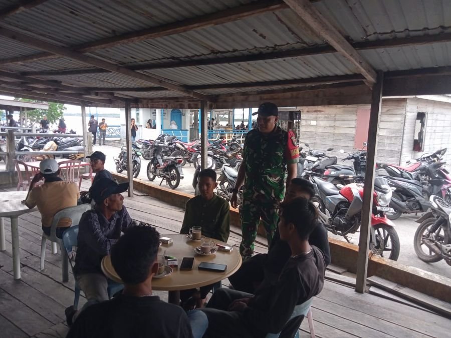 SERDA DEDI LAKSANAKAN KOMSOS DI DESA TANJUNG SAMAK DEMI MENJAGA KEUTUHAN NKRI