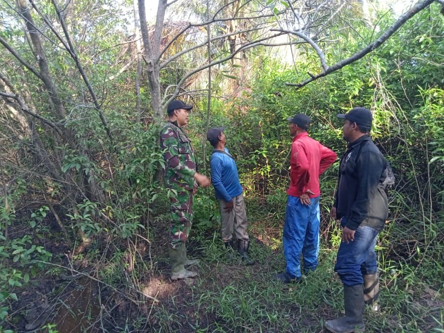 Serda Dedi Tak Kunjung Lelah Keliling Lahan Masyarakat untuk Cegah Karhutla di Desa Tanjung Samak