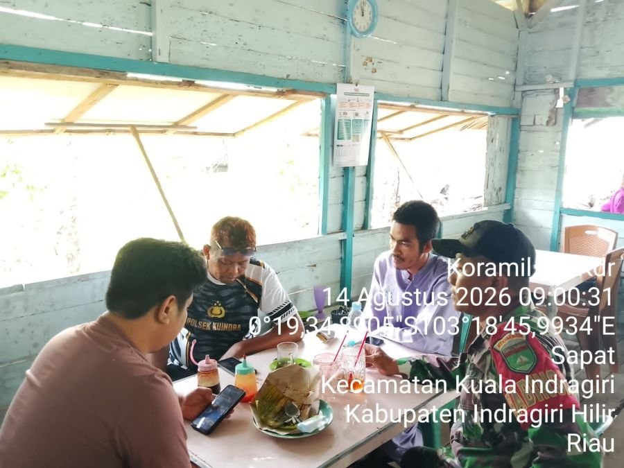Serda Erwin Savitri Babinsa 04/Kuindra Perkuat Komsos dan Pengawasan SDM di Desa Teluk Dalam
