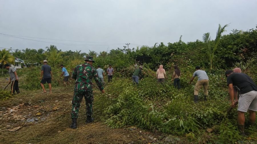 Serda Erwin Savitri Bersama Warga Kelurahan Sapat Gelar Gotong Royong Sambut HUT RI Ke-81