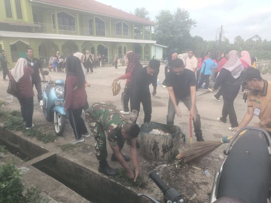 Serda Jama Anur Bersama Pemerintah Kecamatan dan Warga Gotong Royong Bersihkan Pasar Cerenti