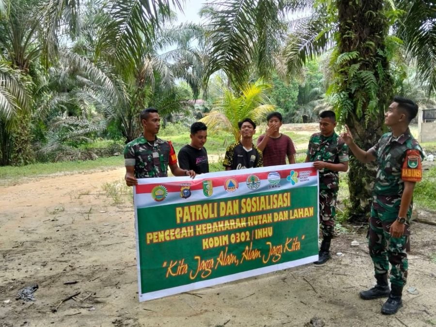 Serda Jama Anur Bersama Rekan Babinsa Patroli dan Sosialisasi Karhutla di Desa Pulau Jambu