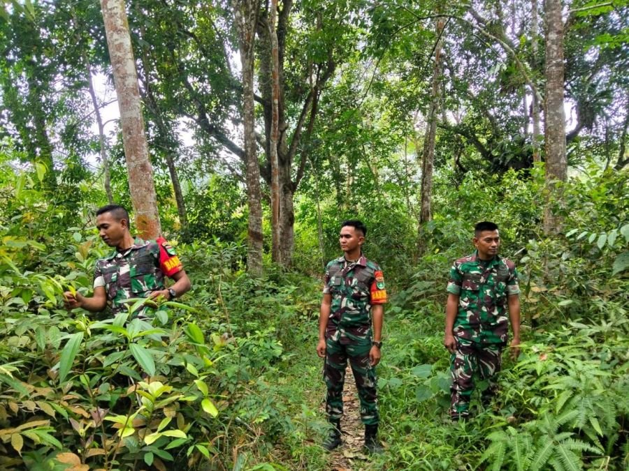 Serda Jama Anur Bersama Rekan Babinsa Imbau Warga Waspada Kebakaran Lahan.