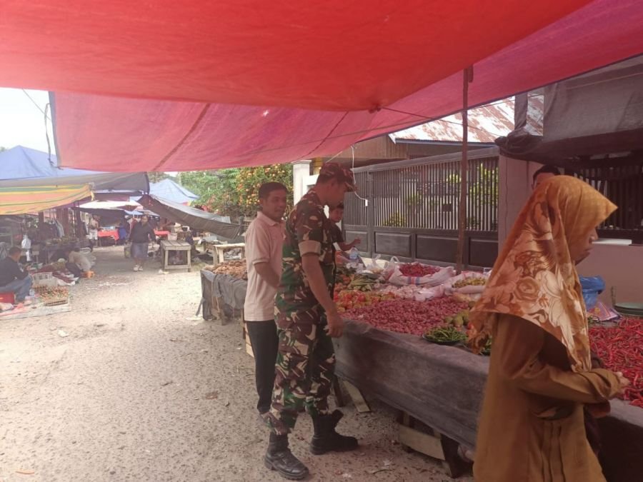 Serda Jama Anur Cek Harga Bahan Pokok di Pasar Tradisional Kelurahan Pasar Cerenti