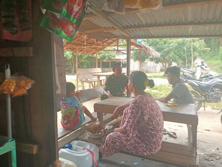 Serda Jama Anur Dengarkan Curhatan Warga Desa Binaan, Pererat Kedekatan Babinsa dengan Masyarakat
