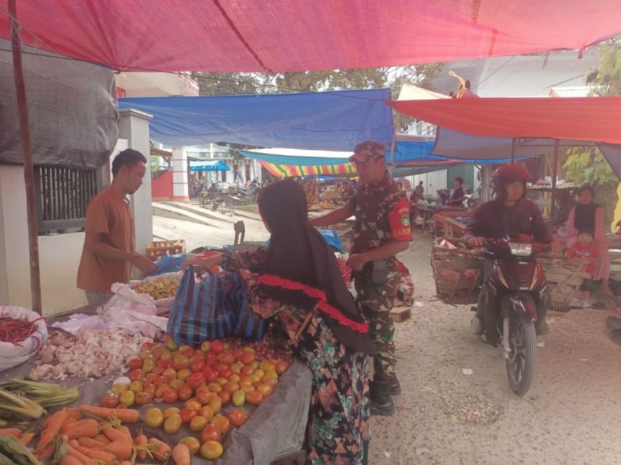 Serda Jama Anur Lakukan Pengecekan Sembako di Pasar Cerenti, sekaligus berdialog dengan Pedagang