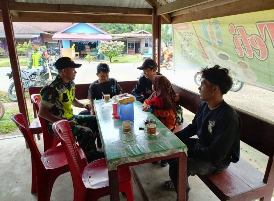 Serda Jama Anur Pererat Silaturahmi Melalui Komsos Bersama Pemuda Desa Sikakak