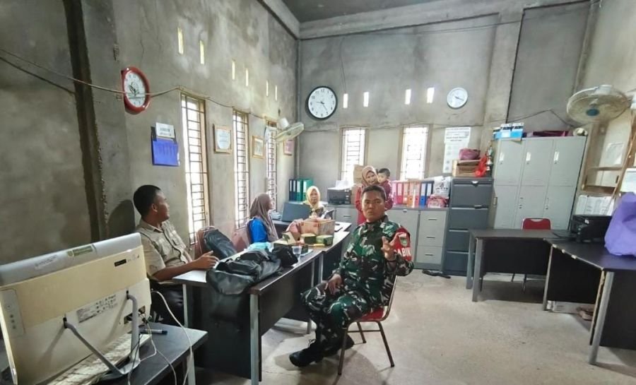 Serda Miskal Babinsa Koramil 01/Tembilahan Perkuat Komunikasi dengan Aparatur Desa