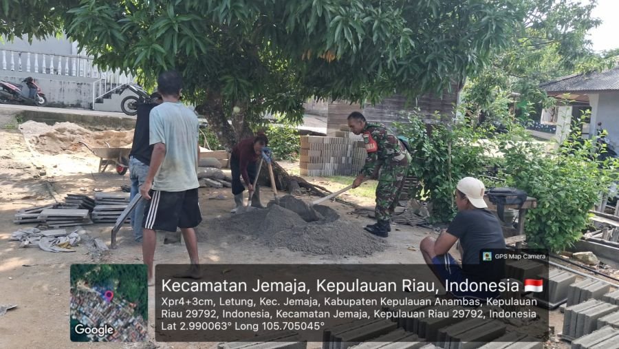 Serda R. Hutabarat Bantu Pekerja Pembuatan Batako di Kelurahan Letung