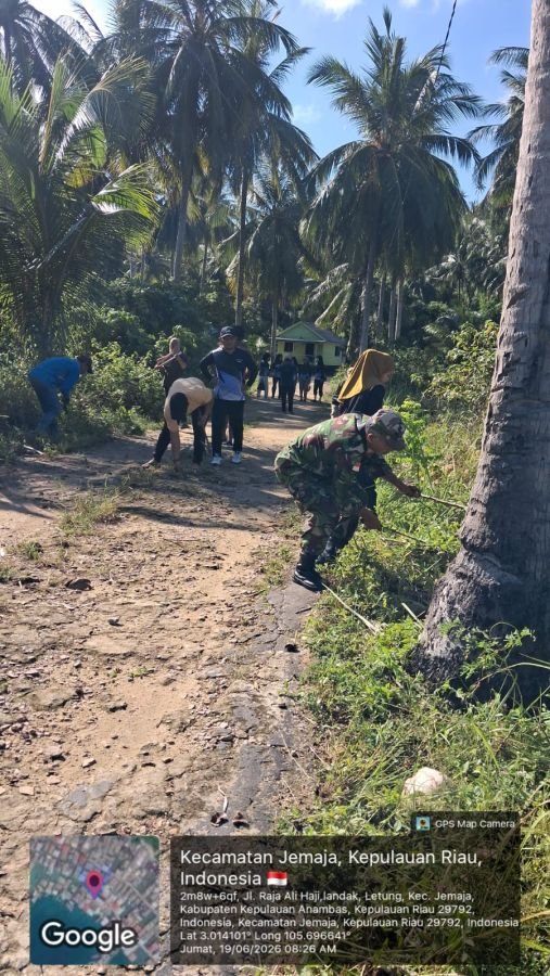 Serda R.A. Binran Bersama Warga Gotong Royong Bersihkan Jalan di Desa Landak