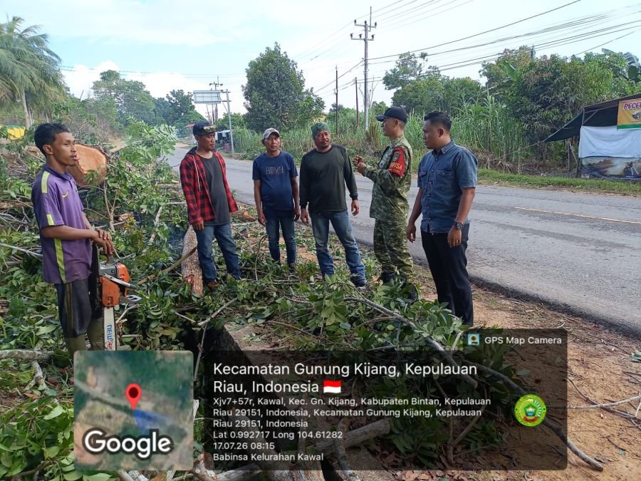 Serda Ronal Hengki Saputra Babinsa Kawal Himbau Warga Jaga Kebersihan dan Keamanan Lingkungan.