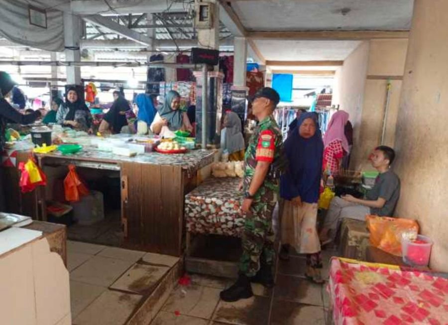 Serda Ronald Manalu Babinsa 01/Tembilahan Sambangi Pedagang Pasar Kayu Jati, Bangun Komunikasi