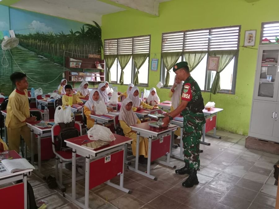 Serda Ronald Manalu Babinsa Koramil 01/Tbh Turun Langsung Awasi Distribusi MBG di Sekolah