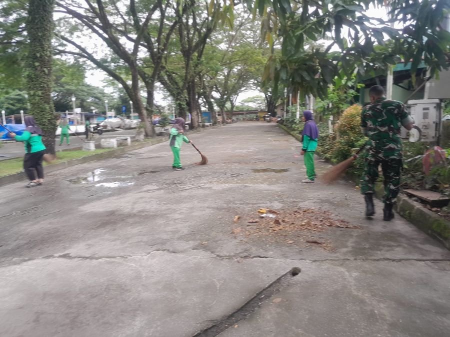 Serka Abdon Babinsa Koramil 04/Perawang Pimpin Gotong Royong, Lingkungan Perawang Makin Bersih