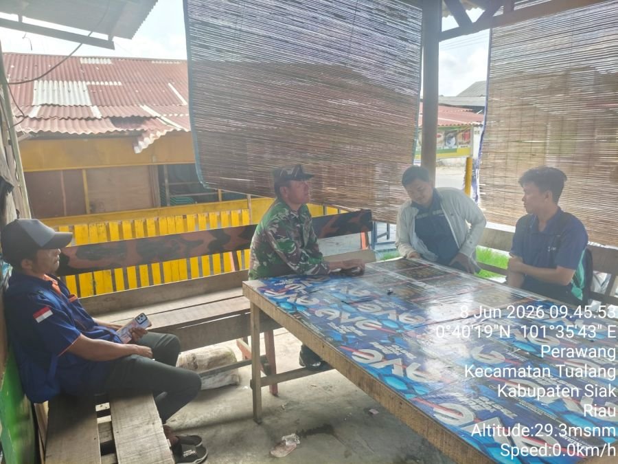 Serka Alexander Babinsa Koramil 04/Perawang Bangun Kedekatan Warga Melalui Komsos Langsung