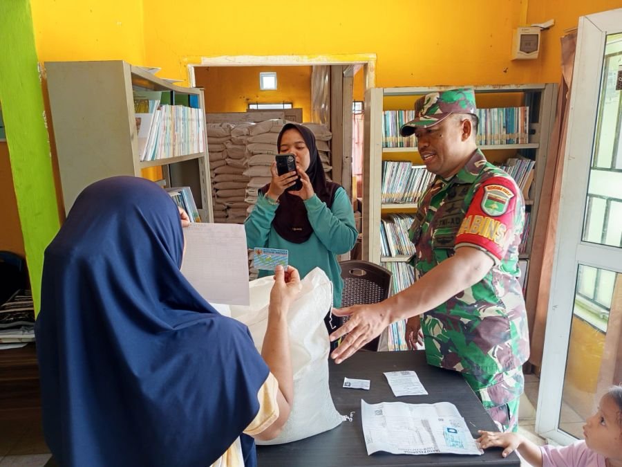 Serka Daniel Sutrisno Kawal Bantuan Beras, 216 KK di Kapling Terbantu
