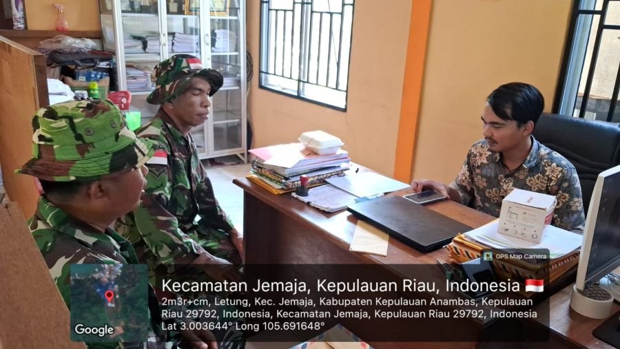 Serka Didih Sukiadi dan Serda R. Hutabarat Koordinasi Pengumpulan Data Kependudukan di Desa Landak