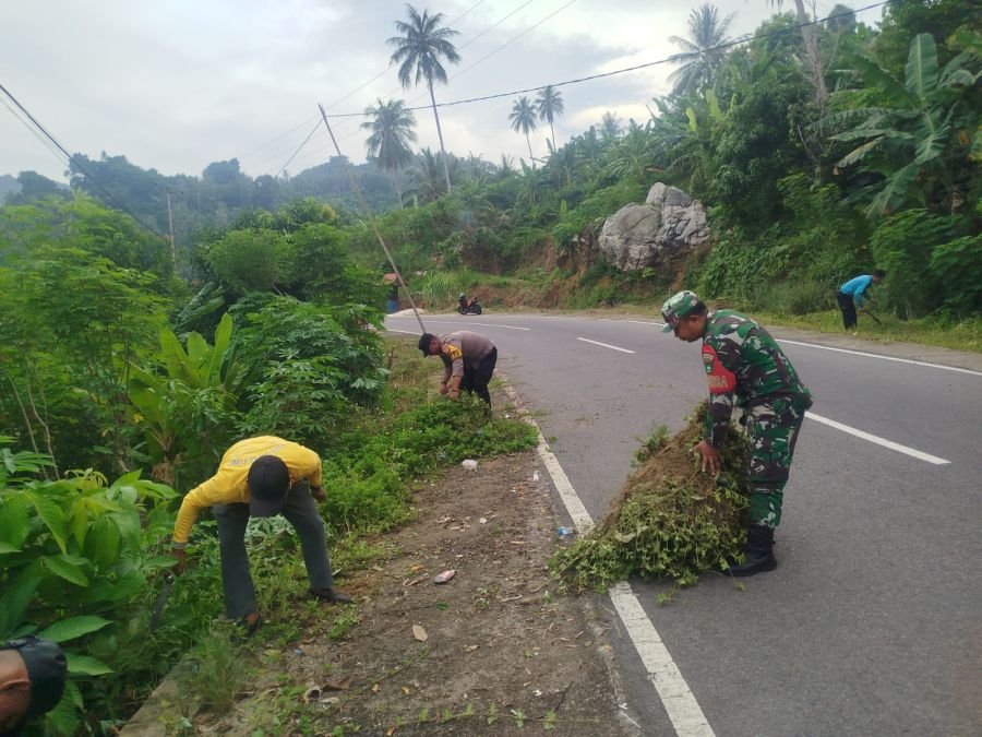 Serka Didih Sukiadi Kolaborasi dengan Stakeholder Desa Batu Berapit Laksanakan Gotong Royong Jumat B