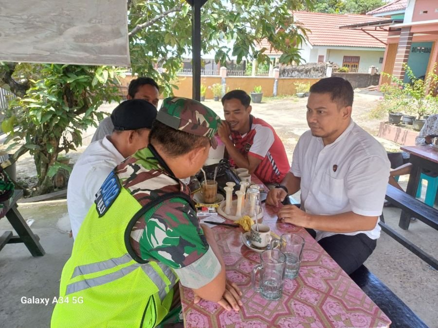 Serka Efison Babinsa Koramil 06/Cerenti Komsos Bersama Warga Pasar Inuman Bahas Dampak Kabut Asap
