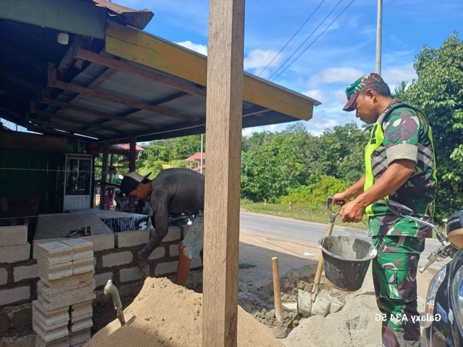 Serka Efison Bantu Warga Bangun Rumah, Wujud Kepedulian Babinsa di Desa Binaan