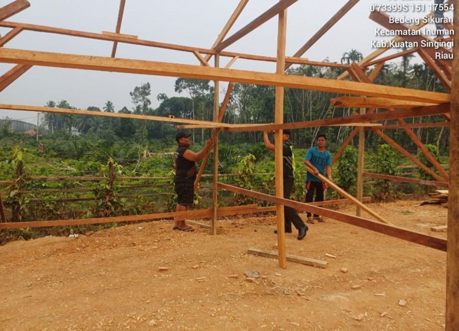 Serka Efison Bantu Warga Desa Bedeng Sikuran Bangun Kedai
