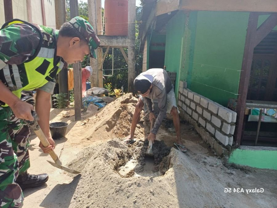 Serka Efison Bantu Warga Desa Sigaruntang Bangun Rumah, Wujud Kepedulian Babinsa kepada Masyarakat