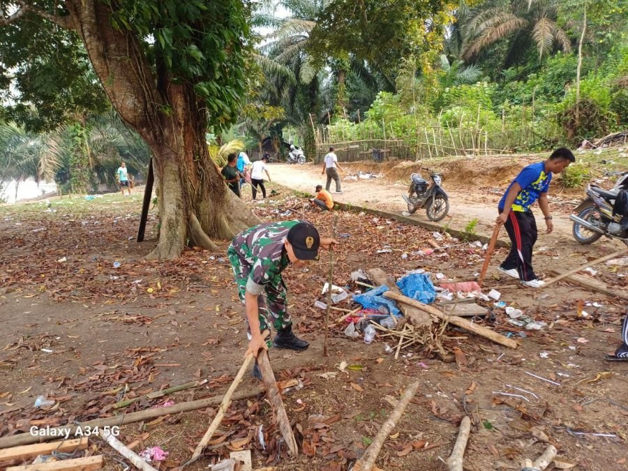 Serka Efison Bersama Warga Gotong Royong Bersihkan Sisi Kiri dan Kanan Jalan Desa Koto Inuman