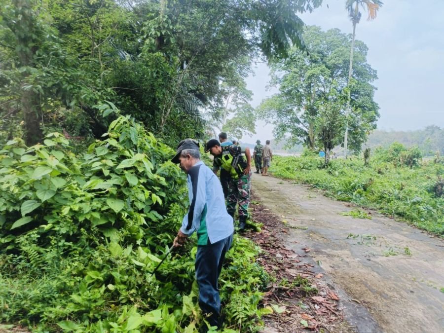 Serka Efison Bersama Warga Gotong Royong Bersihkan Sisi Jalan Semenisasi di Desa Koto Inuman