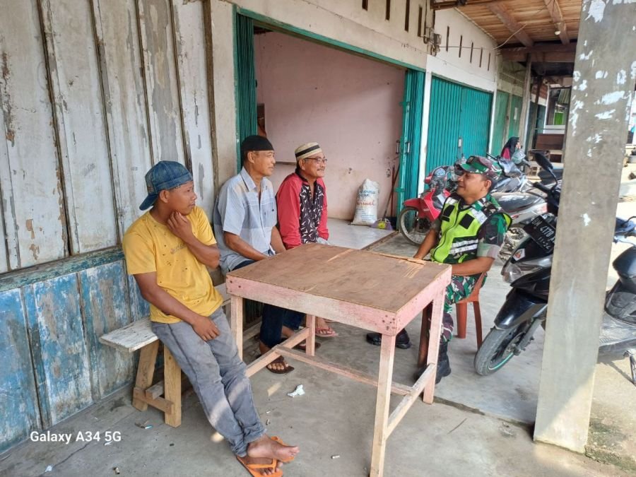 SERKA EFISON JALIN KEAKRABAN DENGAN WARGA MELALUI KOMSOS DI DESA PASAR INUMAN