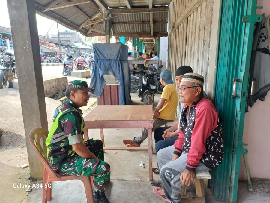 Serka Efison Laksanakan Komsos Bersama Lansia di Desa Pasar Inuman