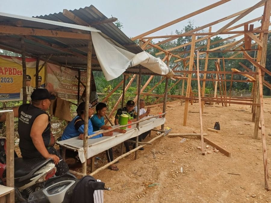 Serka Efison Pererat Komsos Bersama Warga Desa Bedeng Sikuran Usai Gotong Royong