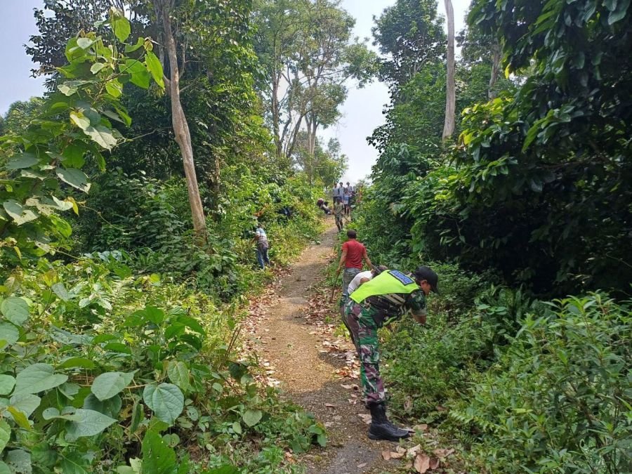 Serka Efison Pimpin Gotong Royong Bersihkan Pinggir Jalan di Desa Koto Inuman