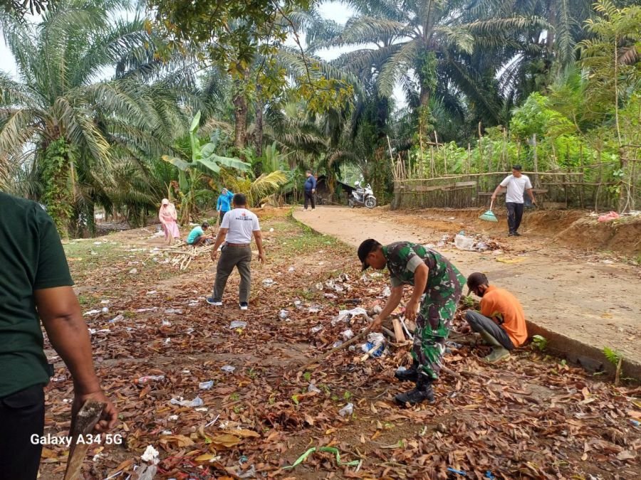 Serka Efison Pimpin Gotong Royong Bersihkan Jalan Tepi Sungai Kuantan Bersama Warga Desa Koto Inuman