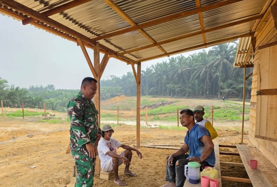 Serka Epriadi Babinsa Koramil 09 Singingi Laksanakan Komsos, Pererat Hubungan Harmonis Bersama Warga