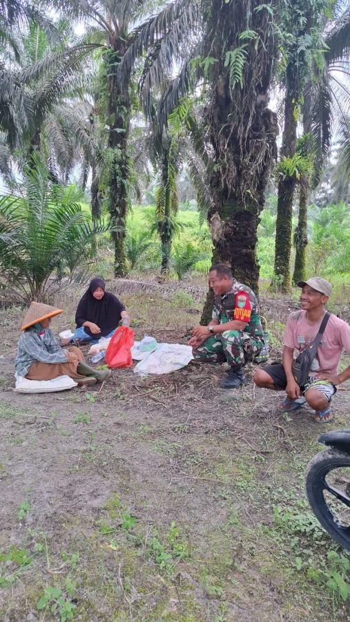 Serka Epriadi Sambangi Buruh Sawit Sungai Bawang