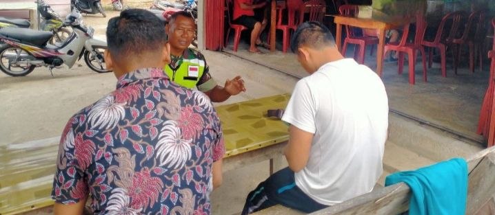 Serka Firman Komsos Bersama Warga di Kedai Kopi Rino, Bahas Pentingnya Menjaga Kesehatan