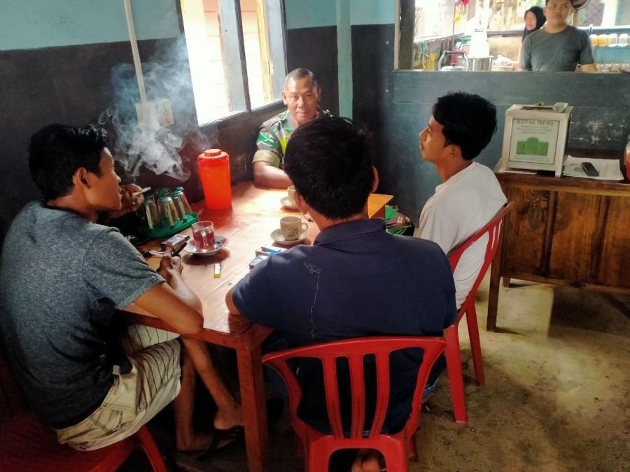 Serka Firman Laksanakan Komsos Bersama Warga di Kedai Kopi Desa Kampung Baru