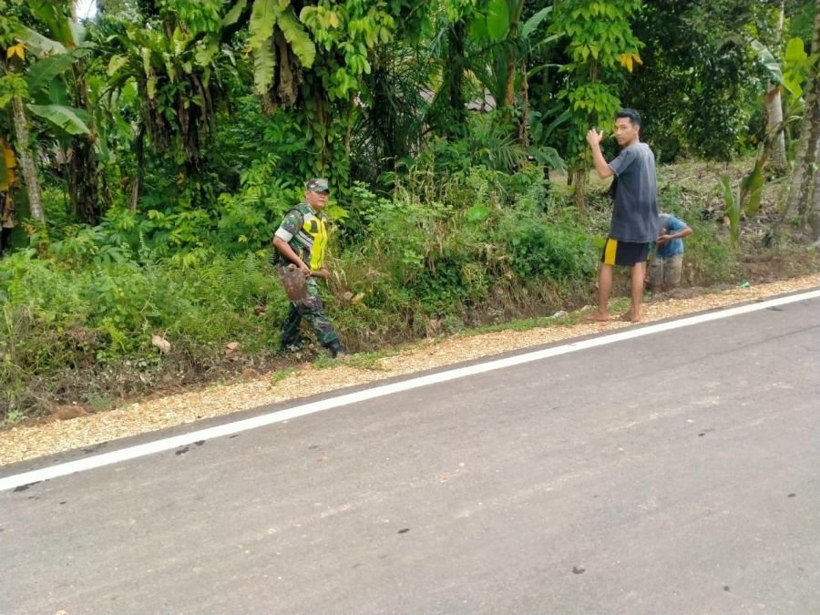Serka Firman Pimpin Gotong Royong Pembersihan Selokan Bersama Warga Desa Teluk Pauh