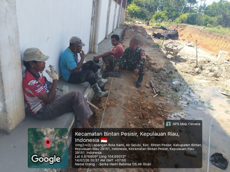 Serka Hadri Babinsa Air Glubi Himbau Warga Jaga Kebersihan Lingkungan