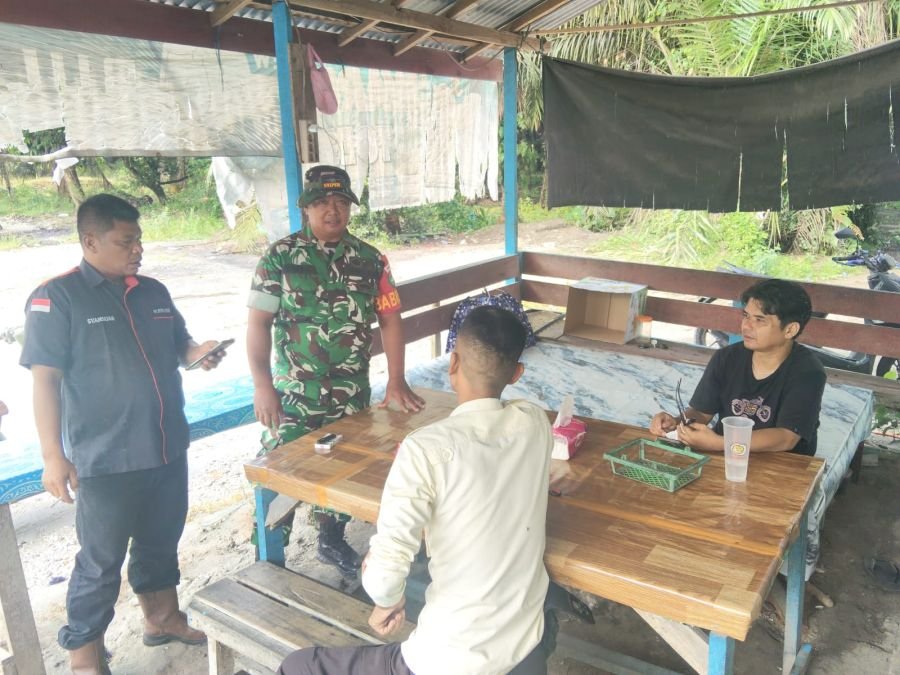Serka Hendra Arena, Babinsa Bukit Sembilan Sambangi Warga di Warung Kopi