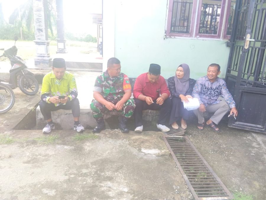 Serka Hendra Arena Babinsa Koramil 01/Bkn Rajut Kekompakan Lewat Komsos Masyarakat Binaannya 