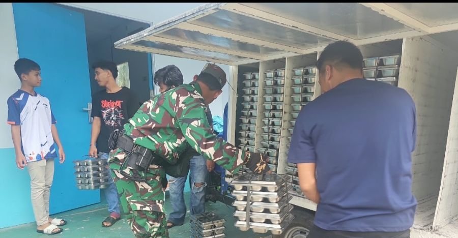 Babinsa Koramil 06/Serasan Monitor Ribuan Paket MBG untuk Pelajar dan Balita