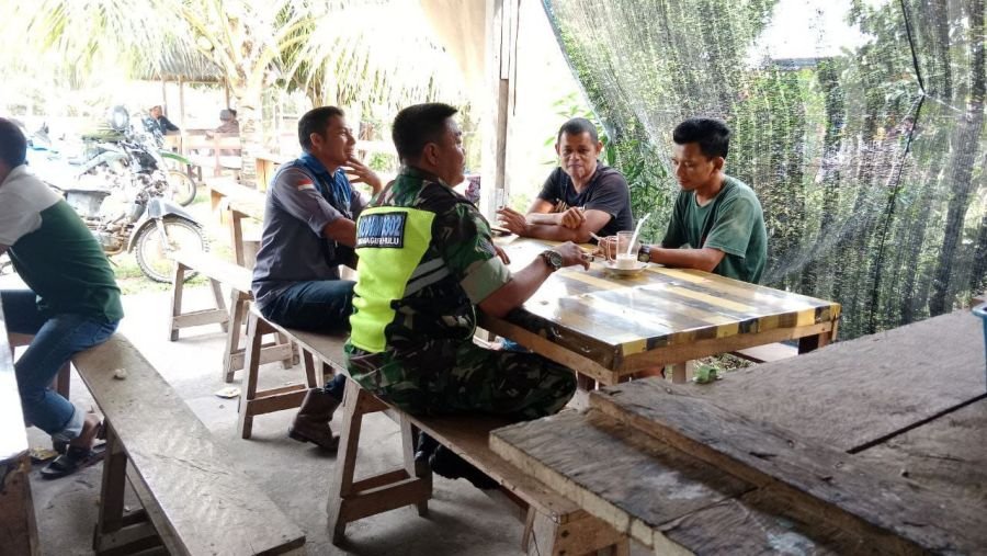 Serka Heriyus Saputera Laksanakan Komsos di Warung Sarapan Pagi Bahas Keamanan Lingkungan