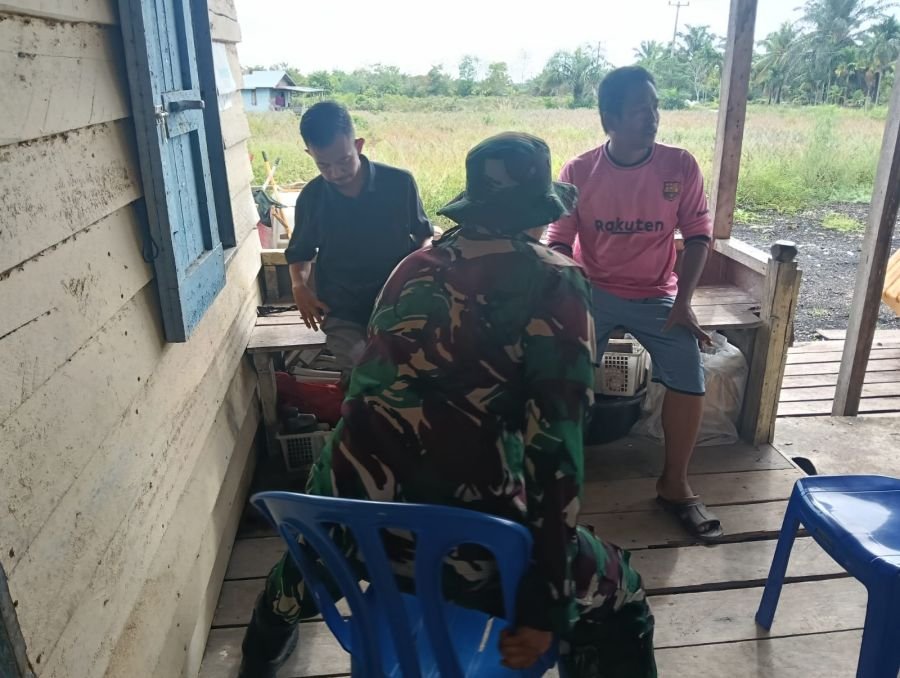 Babinsa Koramil 02 Serka Irwan Ajak Warga Penyengat Perkuat Kesehatan dan Cegah Karhutla
