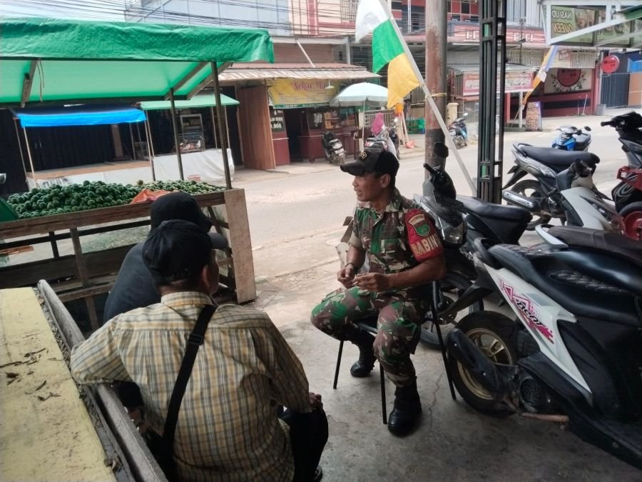 Serka Jondri Babinsa Koramil 01/Tembilahan Cek Harga Buah dan Keamanan Lapak Pedagang