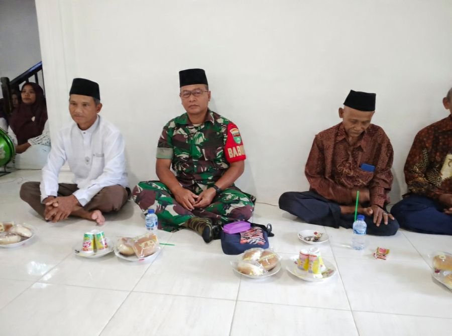 Serka M. Yasin Babinsa 01/Tbh Perkuat Kebersamaan Warga Lewat Tradisi Qurban