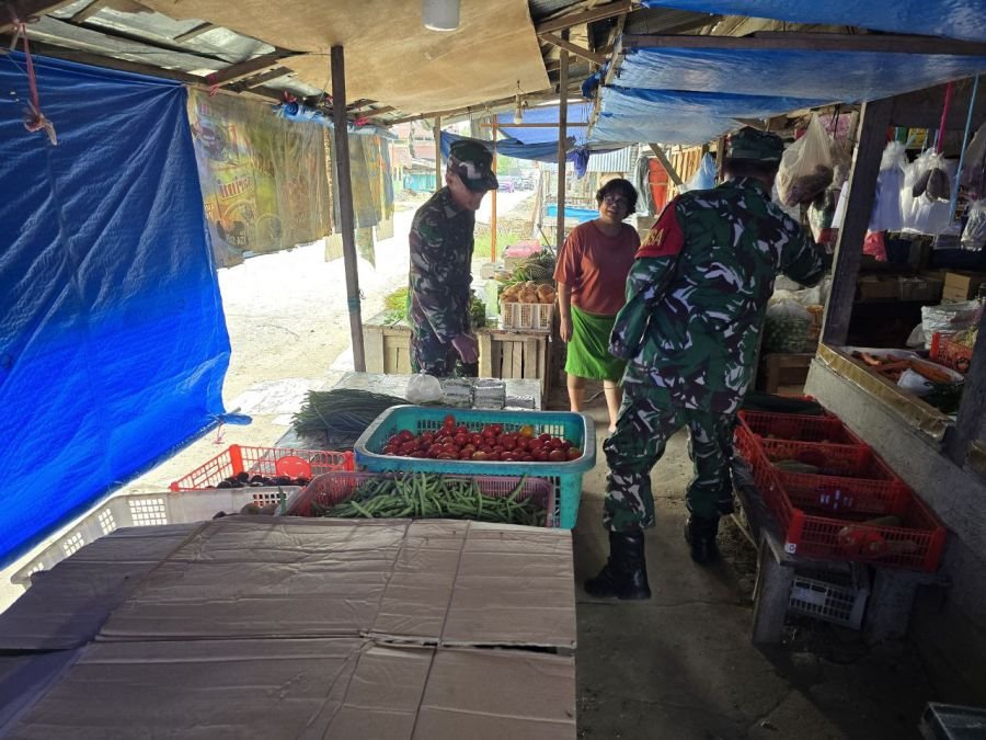 Serka Marwan dan Serda Sitorus Sambangi Pasar Tradisional